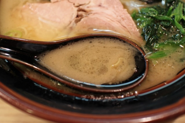 豚骨醤油ベースのスープの癖になる味わい